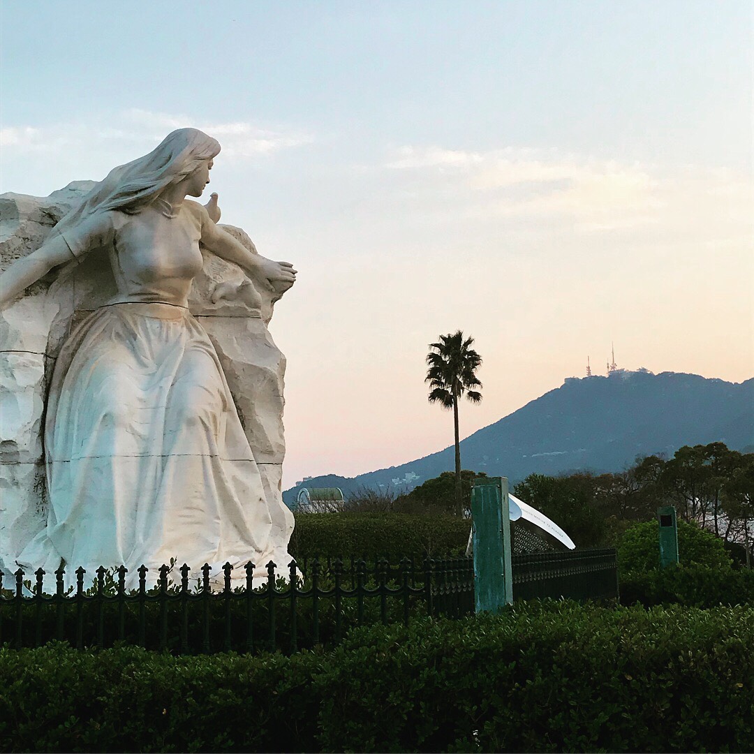 銅像女